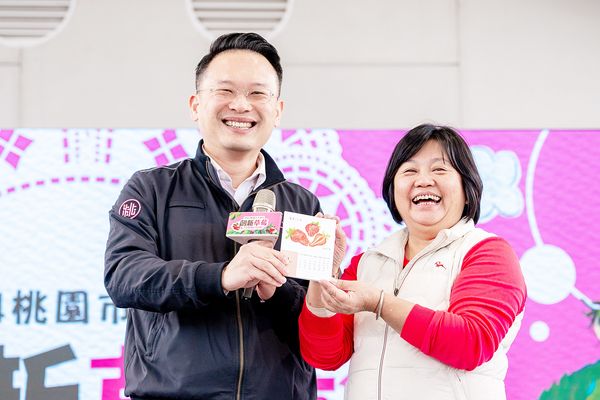 ▲「2024桃園市中壢區創新草莓產業文化季行銷推廣，副市長蘇俊賓與農糧署北區分署秘書李瑞玉共同推廣桃園草莓。（圖／市府新聞處提供）
