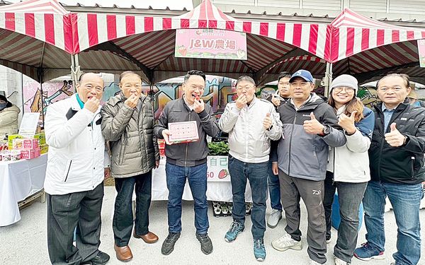 ▲「2024桃園市中壢區創新草莓產業文化季行銷推廣，副市長蘇俊賓等人當場品嘗桃園草莓。（圖／市府新聞處提供）