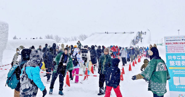 日本北海道是國人熱愛的旅遊景點之一，醫師提醒要注意保暖，以免過大的溫差使得血管劇烈收縮。（圖／翻攝自札幌雪祭臉書）