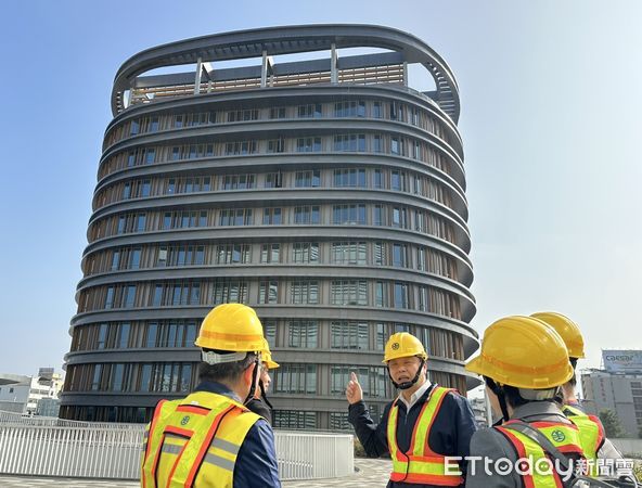 ▲▼台鐵公司董事長杜微視察高雄、鳳山火車站，高雄火車站商辦大樓規劃明年第一季招商。（圖／台鐵公司提供）