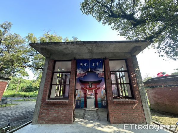 ▲台南市山上花園水道博物館熱銷的月老香水，威力持續迄今，而水占卜抽籤也加持，有兩對佳偶結「水」緣，即將步入婚堂。（圖／記者林東良翻攝，下同）