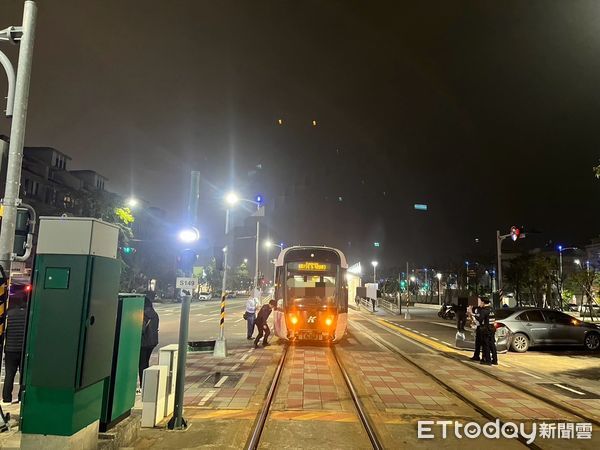 ▲▼小客車違規左轉撞上運行中輕軌。（圖／記者賴文萱翻攝）