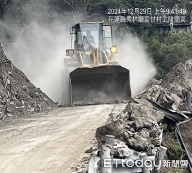 ▲▼搶災團隊頂著清晨低溫抵達現場進行清坍作業。（圖／公路局提供，下同）