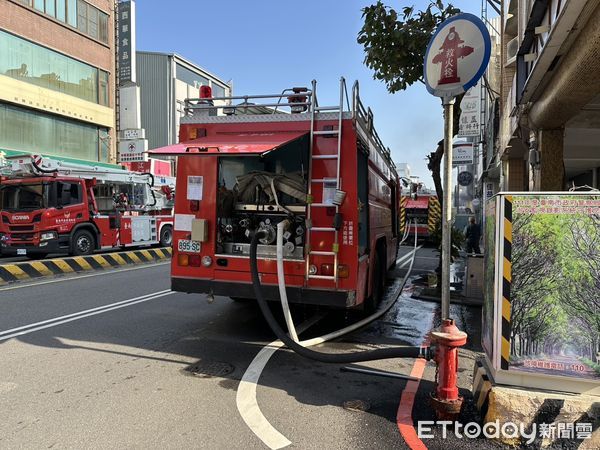 ▲▼台南自助餐餐廳廚房油鍋起火。（圖／記者林東良翻攝）