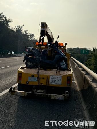 ▲▼17歲少年無照騎車闖國道！驚險畫面曝　遭逮辯「被導航誤導」。（圖／記者賴文萱翻攝）