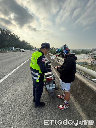 ▲▼17歲少年無照騎車闖國道！驚險畫面曝　遭逮辯「被導航誤導」。（圖／記者賴文萱翻攝）