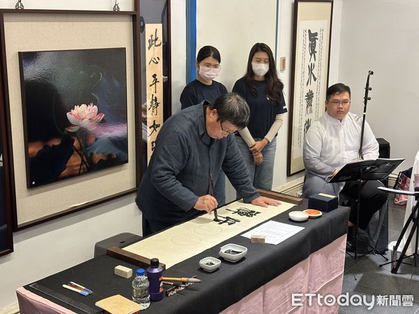 ▲藝術家李國殿老師28日於北門文化藝術園區東門美術三館，舉辦「揮墨北門嶼-書藝交流文化饗宴」，邀請書法名家與在地文人共襄盛舉。（圖／記者林東良翻攝，下同）