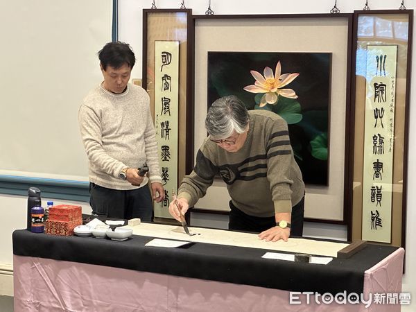 ▲藝術家李國殿老師28日於北門文化藝術園區東門美術三館，舉辦「揮墨北門嶼-書藝交流文化饗宴」，邀請書法名家與在地文人共襄盛舉。（圖／記者林東良翻攝，下同）