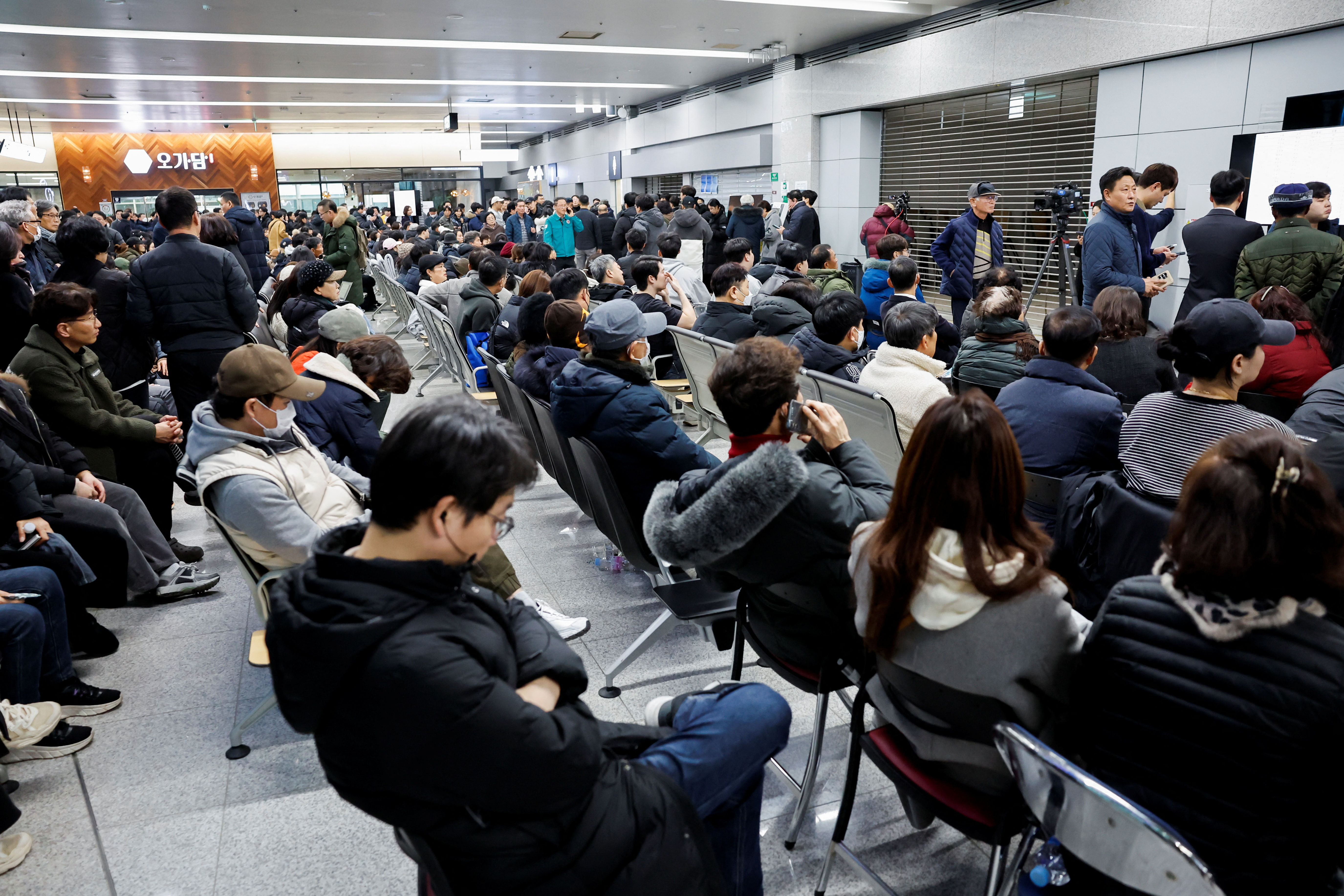 ▲▼ 南韓濟州航空墜毀。圖為機上乘客家屬。（圖／路透）