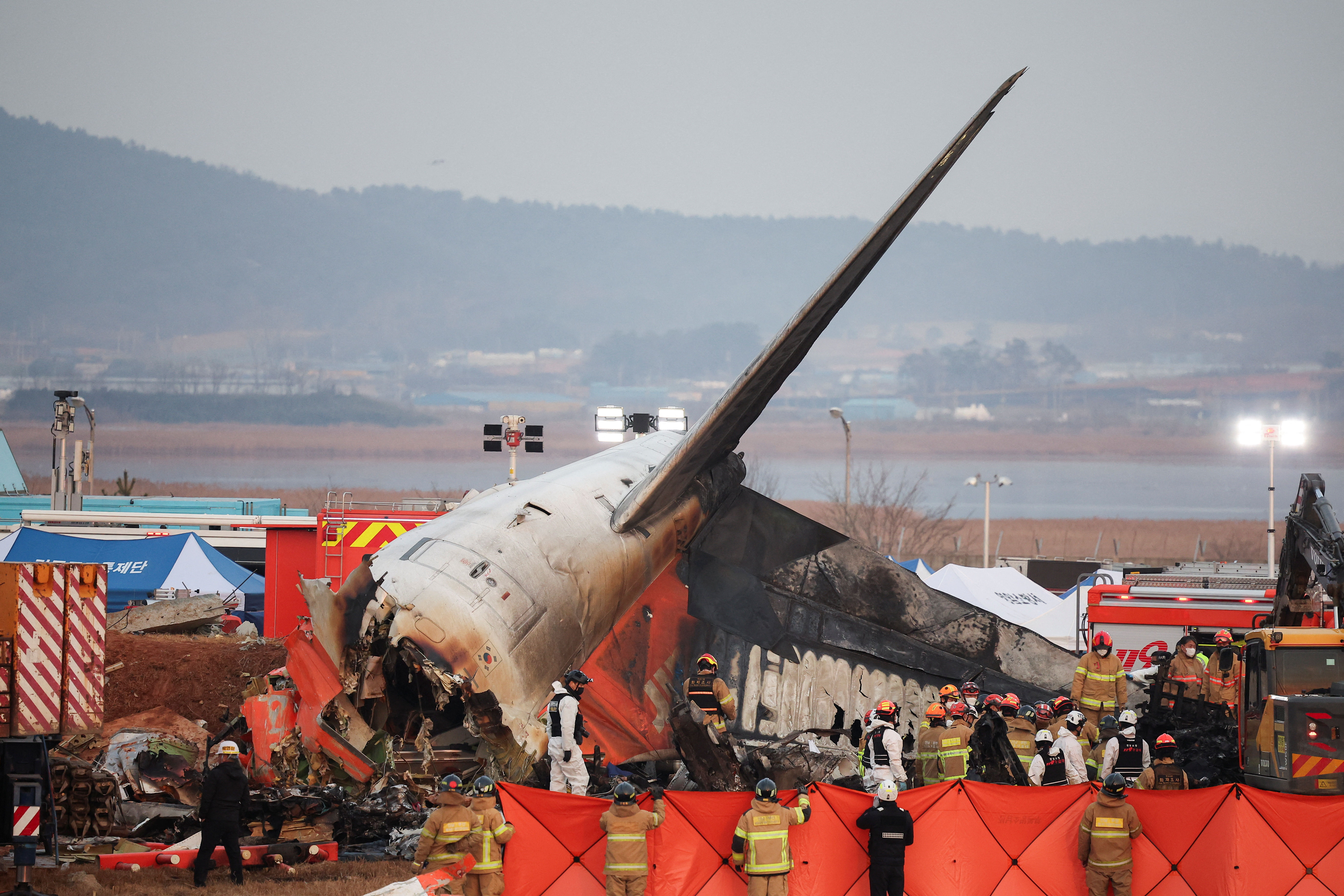 ▲▼濟州航空失事179死、2空服員獲救，為南韓境內最嚴重空難。（圖／路透）