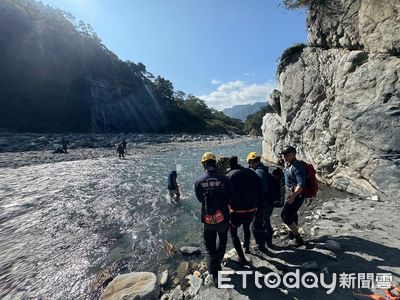 過溪時胸悶！大甲溪上游釣客突心肌梗塞　消防員擔架運過河送醫