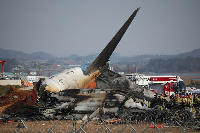 南韓客機「爆炸解體」剩機尾15公尺　地獄場景讓目擊旅客發抖爆哭