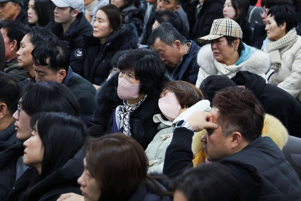 ▲▼濟州航空失事班機的乘客家屬焦急地聚集在務安機場。（圖／路透）