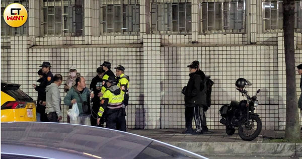 柯文哲羈押與否10點半知曉！小草越聚越多　警柔性勸導