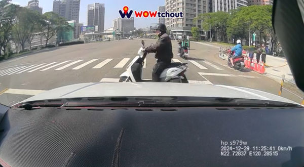 ▲▼楠梓車禍             。（圖／翻攝YouTube「WoWtchout-地圖型行車影像分享平台」）