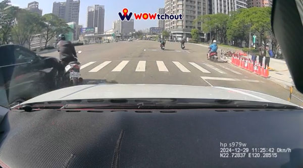 ▲▼楠梓車禍             。（圖／翻攝YouTube「WoWtchout-地圖型行車影像分享平台」）