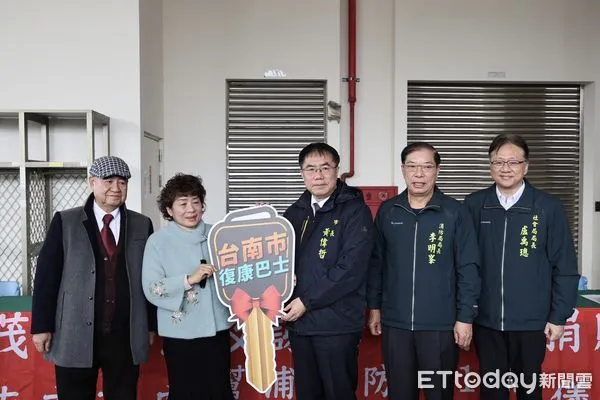 ▲南贏建設開發有限公司捐贈台南市幫浦消防車及復康巴士各1輛，市長黃偉哲代表受贈並回贈感謝獎座。（圖／記者林東良翻攝，下同）