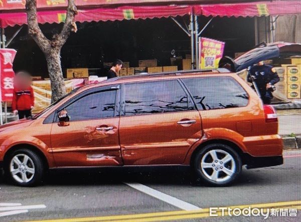 ▲被撞的自小客車車門受捐損。（圖／記者楊熾興翻攝）