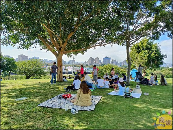 ▲▼台中中央公園有很多好玩的體驗區，除了最新完工的飛行美樂地之外，隔一條馬路的平衡體驗區有三層高大型攀爬網，走在三層彈力網上面彷彿在雲霧上行走，非常有趣！（圖／部落客商妮吃喝遊樂授權提供，勿擅自翻攝）