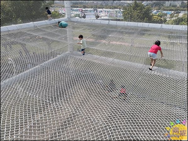 ▲▼台中中央公園有很多好玩的體驗區，除了最新完工的飛行美樂地之外，隔一條馬路的平衡體驗區有三層高大型攀爬網，走在三層彈力網上面彷彿在雲霧上行走，非常有趣！（圖／部落客商妮吃喝遊樂授權提供，勿擅自翻攝）