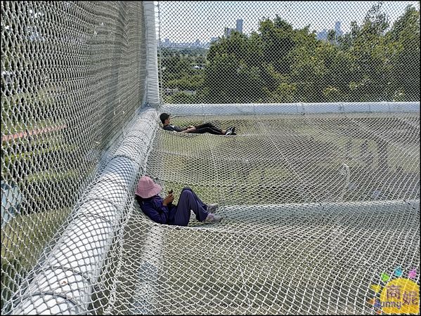 ▲▼台中中央公園有很多好玩的體驗區，除了最新完工的飛行美樂地之外，隔一條馬路的平衡體驗區有三層高大型攀爬網，走在三層彈力網上面彷彿在雲霧上行走，非常有趣！（圖／部落客商妮吃喝遊樂授權提供，勿擅自翻攝）