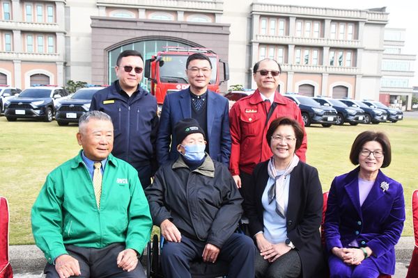 ▲帝寶車燈霸氣捐贈10輛巡邏車及化學消防車。（圖／彰化縣政府提供）