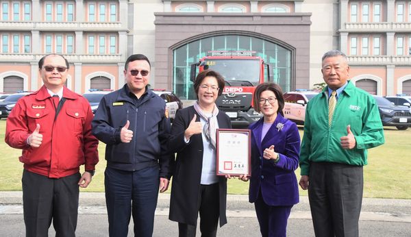 ▲帝寶車燈霸氣捐贈10輛巡邏車及化學消防車。（圖／彰化縣政府提供）