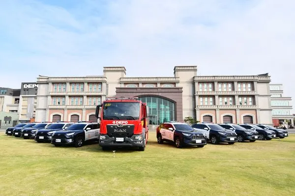 ▲帝寶車燈霸氣捐贈10輛巡邏車及化學消防車。（圖／彰化縣政府提供）