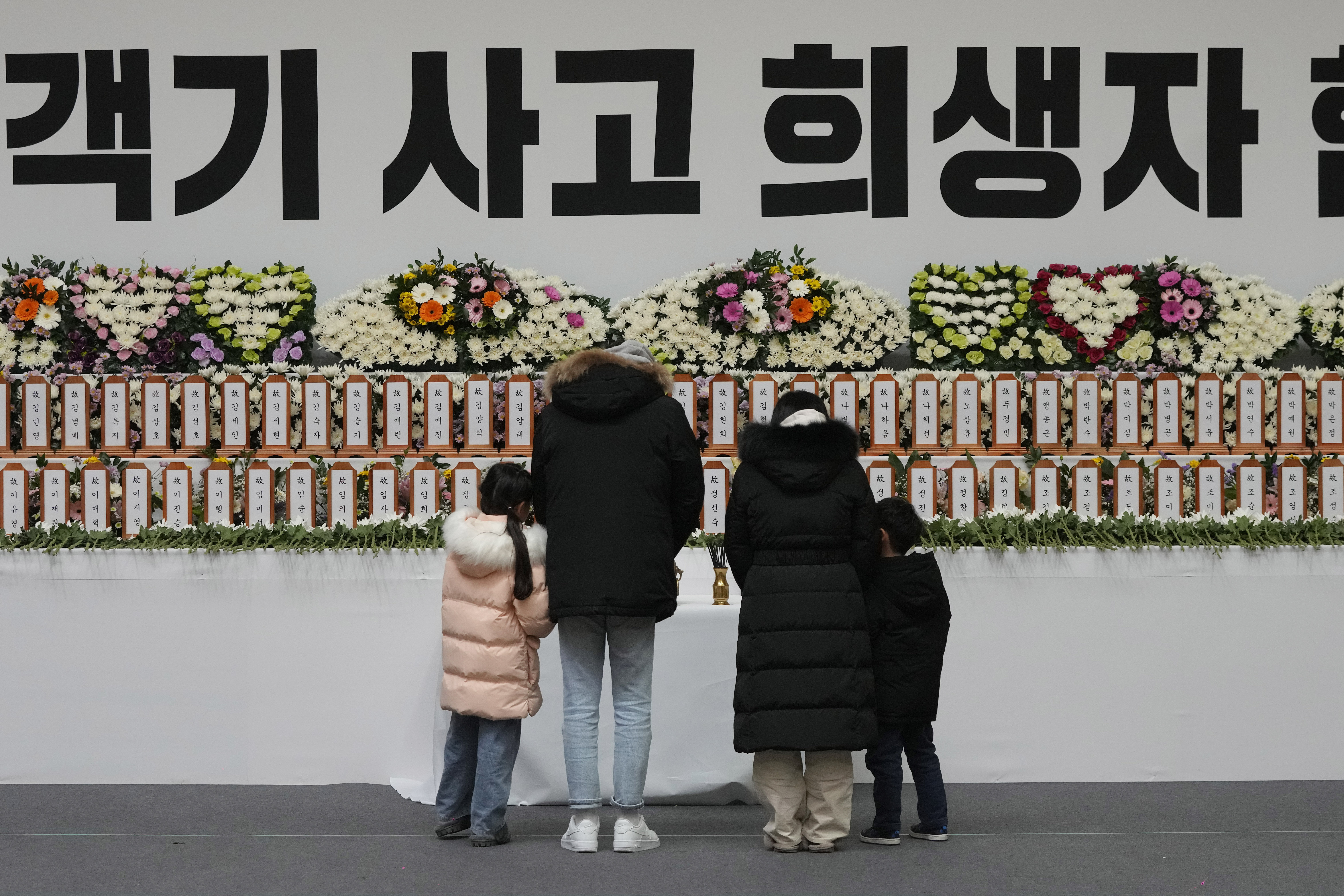 ▲▼ 濟州航空失事，務安運動公園設置靈堂。（圖／達志影像／美聯社）