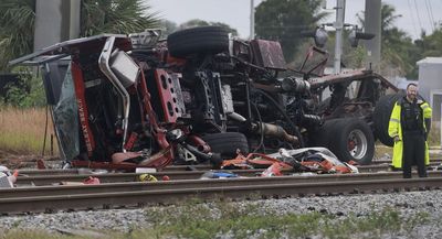 佛州列車攔腰撞斷消防車！　15人急送醫撞擊畫面曝