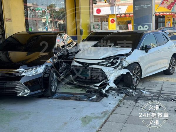 ▲台南市永康區永大路，發生1部白色BMW轎車疑因閃避外送員，人車失控衝撞路旁1處保養場，幸無人傷亡。（圖／九陽24H拖救車，下同）