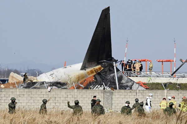 ▲▼濟州航空波音客機29日上午衝撞務安機場跑道尾端的混凝土牆，牆上設有協助飛機降落的儀器降落系統。（圖／達志影像）