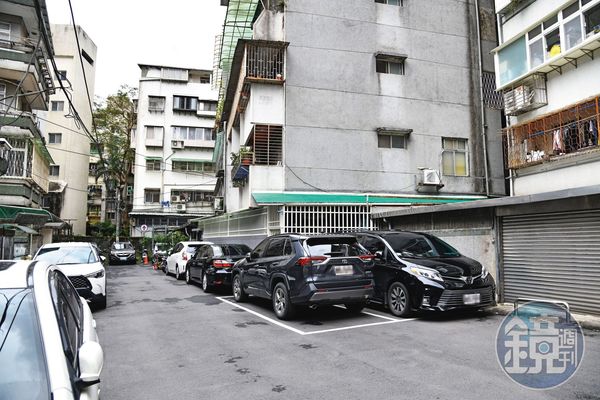 關中住家門前有3個車位可以使用，但為圖方便，常讓司機將車停在車道上。