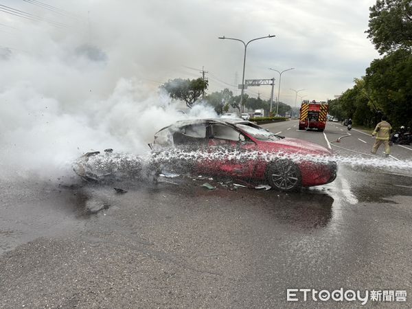 ▲▼台南車禍火燒車             。（圖／記者林東良翻攝）