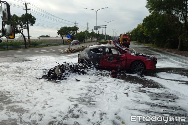 ▲▼台南汽機車擦撞釀火燒車             。（圖／記者林東良翻攝）