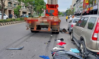 驚險事故畫面！23歲男鑽車縫超車擦撞聯結車　差一秒就遭輾