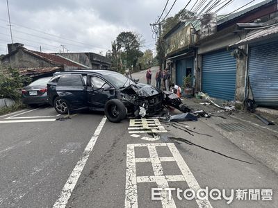 19歲男載3友坪林聚餐　北宜過彎不慎撞民宅鐵門！車頭爛毀