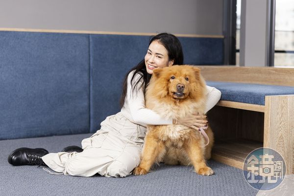 雷艾美抱著愛犬辛巴，完全看不出帶回家的第一天就發生血案。