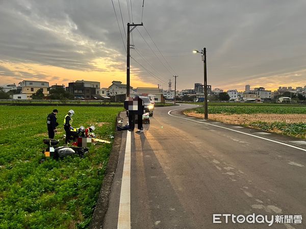 ▲苗栗市嘉盛里昨傍晚發生機車自摔農田，身障老翁搶救不治、妻子全身嚴重骨折。（圖／記者楊永盛翻攝）