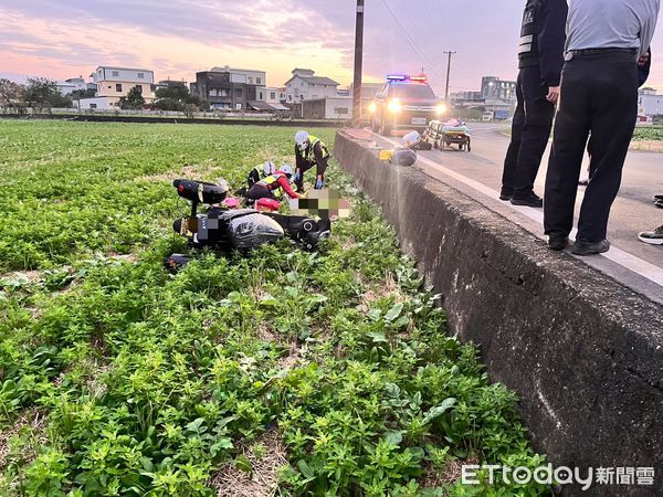 ▲苗栗市嘉盛里昨傍晚發生機車自摔農田，身障老翁搶救不治、妻子全身嚴重骨折。（圖／記者楊永盛翻攝）