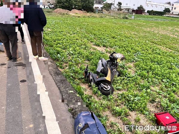 ▲苗栗市嘉盛里昨傍晚發生機車自摔農田，身障老翁搶救不治、妻子全身嚴重骨折。（圖／記者楊永盛翻攝）