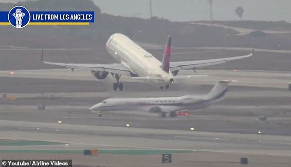 驚悚影片曝光！達美航空起飛險撞私人包機，塔台狂喊「停停停」。（翻自《每日郵報》）