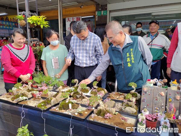 ▲台南市勞工局委託伽碩企業開辦「農藝栽種與手作培植創意班」，在450小時專業訓練之下，共19位學員結訓，並舉辦愛心義賣活動。（圖／記者林東良翻攝，下同）