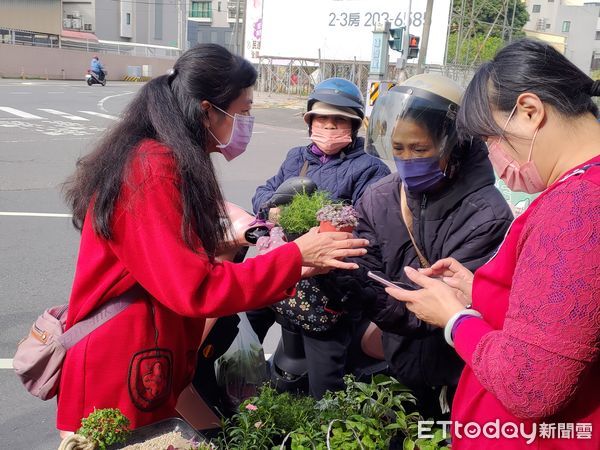 ▲台南市勞工局委託伽碩企業開辦「農藝栽種與手作培植創意班」，在450小時專業訓練之下，共19位學員結訓，並舉辦愛心義賣活動。（圖／記者林東良翻攝，下同）