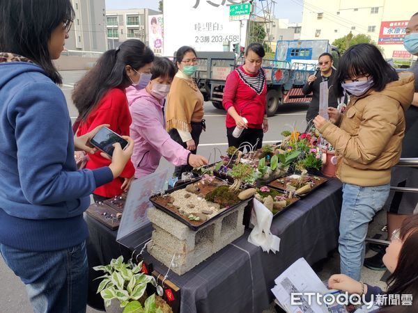 ▲台南市勞工局委託伽碩企業開辦「農藝栽種與手作培植創意班」，在450小時專業訓練之下，共19位學員結訓，並舉辦愛心義賣活動。（圖／記者林東良翻攝，下同）