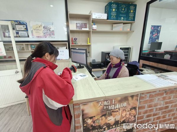 ▲▼  60歲身障圖書館阿姨踏穩職涯每一步 靠努力圓了購屋夢  。（圖／朴子就業中心提供）