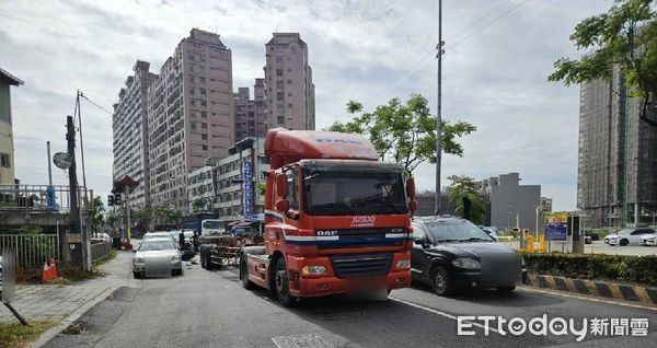 ▲▼       高雄車禍      。（圖／記者陳宏瑞翻攝）