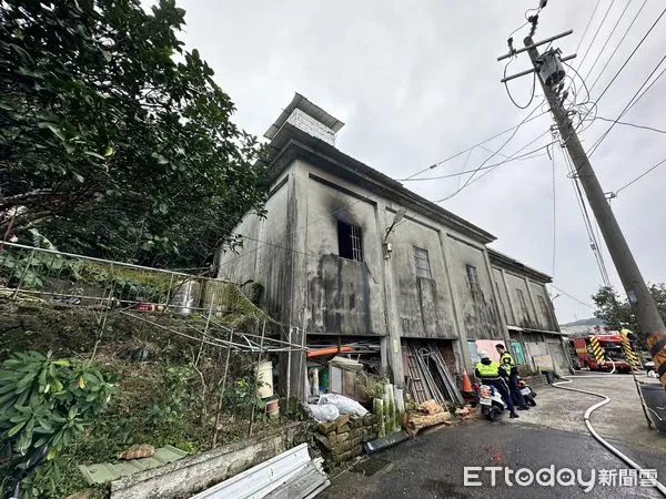 ▲▼             新北市瑞芳區籠山路連棟平房火警，1女命危。（圖／記者郭世賢翻攝，下同）