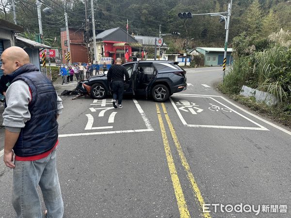 ▲王男開車載朋友前往坪林聚餐，途中過彎不慎自撞民宅鐵門。（圖／記者陸運陞翻攝）