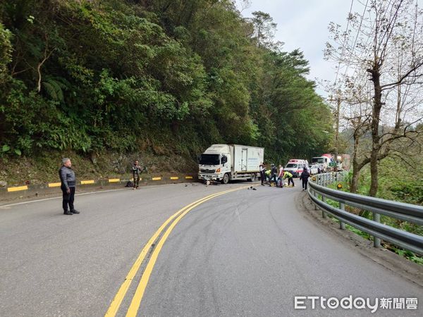 ▲蔡女無照騎車北宜跑山，彎道失控自摔撞對向貨車。（圖／記者陸運陞翻攝）